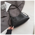 Dettaglio della trama in pelle intrecciata nera e del cordoncino laterale sulla borsa chic - Nero
