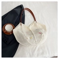 Dettaglio della borsa tote all'uncinetto con trama a rete e mini fiocchi colorati - Bianco Sporco