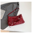 Sac fourre-tout en cuir verni rouge punk avec anneaux métalliques et boucles argentées - Rouge