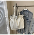 Borsa tote in nylon trapuntata bianca con coulisse e un elegante motivo a quadri a rilievo - Beige e Nero