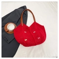 Dettaglio della borsa all'uncinetto rossa con fiocchi colorati e tracolle in pelle - Rosso