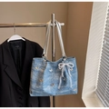 Detalle del bolso de mezclilla azul claro con mariposas metálicas y lazo de encaje de perlas - Azul Denim Con Amuleto