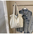 Borsa tote bianco sporco con trama a nido d'ape, fodera blu e chiusura a coulisse - Beige con Blu