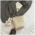 Dettaglio del motivo traforato al laser sulla borsa a secchiello in PU beige con ciondolo - Con Ornamento / Bianco Sporco