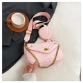 Detalle de bolso bandolera rosa acolchado con pequeño monedero redondo y cadena dorada - Rosa
