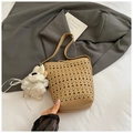 Dettaglio borsa a secchiello kaki traforata con grazioso ciondolo a forma di cucciolo - Con Ornamento / Cachi