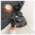 Detalle de bolso acolchado negro con cadena dorada y monedero redondo adicional - Negro