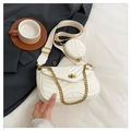 Detalle de un bolso bandolera acolchado blanco con cadena y un mini monedero colgante - Blanco
