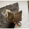 Detailansicht der taupefarbenen Tasche aus Litschileder mit verstellbarem Gurt und Goldbeschlägen - Khaki