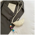 Détail du sac croissant crème en similicuir texturé avec breloque de perles colorées lettrées - Blanc Cassé avec Charme