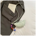 Détail du sac croissant vert clair avec breloques en perles et texture plissée - Vert Clair avec Charme