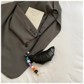 Détail du sac croissant noir brillant avec des breloques alphabétiques colorées - Noir avec Pendentif