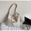 Détail du sac fourre-tout en cuir blanc crème avec texture plissée et breloque ours - Blanc Cassé avec Charme