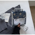 Dettaglio borsa a tracolla in denim e pelle argento con accenti di farfalla - Blu Reale