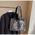 Bolso tote gris oscuro texturizado con bordado de mariposas y lazo de encaje y perlas - Negro con Colgante