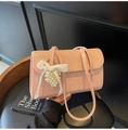 Roze schoudertas met plooien, parelhart hanger en witte kanten strik detail - Met Ornament / Roze