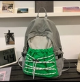Dettaglio dello zaino in nylon impermeabile con tasca verde e corde elastiche sportive - Verde