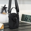 Borsa a secchiello nera in nylon con coulisse e tracolla regolabile per escursioni - Nero