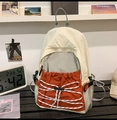 Vista dettagliata dello zaino in nylon impermeabile con colori a contrasto e cordino - Rosso Mattone