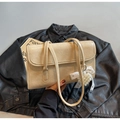 Beige geplooide kunstlederen schoudertas met een elegante parel hartvormige hanger - Met Ornament / Khaki