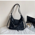 Große Shopper-Tasche mit schwarzem Marmor-Batikmuster und silbernen Kettendetails - Schwarz