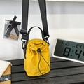 Borsa a secchiello in nylon giallo con coulisse e tracolla regolabile per escursionismo - Giallo