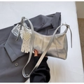 Silberne Metallic-Schultertasche mit weißer Spitzenschleife und Herz-Perlenanhänger - Silber
