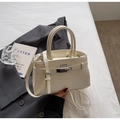 Borsa beige in pelle testurizzata con fibbia argento e manico superiore elegante - Bianco Sporco