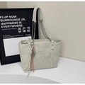Dettaglio borsa tote in pelle grigia con catena d'argento e portachiavi in corda intrecciata - Bianco Sporco con Ciondolo