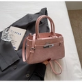 Piccola borsa quadrata rosa in pelle sintetica testurizzata con manico e tracolla - Rosa
