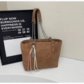 Dettaglio di una borsa tote marrone grande con tracolla a catena e ciondolo a corda - Khaki Con Pendente