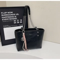 Dettaglio borsa tote in pelle nera con catena argentata e ciondolo a racchetta da tennis - Nero con Pendente