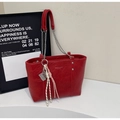 Dettaglio della borsa tote rossa con tracolla a catena e finitura in ecopelle strutturata - Rosso Vino Con Pendente