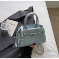 Piccola borsa quadrata azzurra con trama a rilievo e chiusura girevole argento - Blu