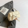 Elegante borsa a tracolla trapuntata color crema con manico a catena dorata e chiusura a scatto - Bianco