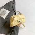Piccola borsa a tracolla trapuntata giallo pallido con catena dorata e tracolla regolabile - Giallo