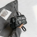 Borsa a tracolla trapuntata nera di moda con chiusura girevole e manico a catena - Nero