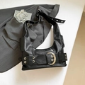 Sac bandoulière rétro noir Y2K avec grandes boucles argentées et style motard - Noir