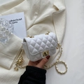 Witte gewatteerde crossbodytas van kunstleer met kettingband en gouden bolletje - Gewatteerd met Gouden Bal / Wit