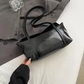 Borsa a tracolla nera lucida minimalista con effetto specchio e logo CIE ARCO K - Nero senza Ciondolo