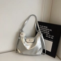 Silberne Hobo-Tasche aus Metallic-PU-Leder mit weißem Plüsch-Anhänger Detail - Mit Anhänger / Silber