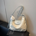 Minimalistische Tote Bag aus PU-Leder in Cremeweiß und Hellblau mit Plüschanhänger - Mit Anhänger / Blau