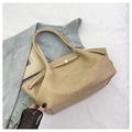 Minimalistische beige Tragetasche aus Kunstleder mit Goldschnalle für den Arbeitsalltag - Khaki
