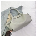 Minimalistische Salbeigrüne Tote Bag mit Wolkenfalten und Goldschnalle für Damen - Grau