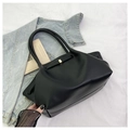 Elegante schwarze gefaltete Shopper Tasche mit goldenen Beschlägen für Damen im Alltag - Schwarz