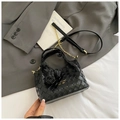 Modische schwarze geflochtene Beuteltasche mit Knoten-Detail und goldener Kettenschulterkette - Schwarz