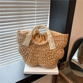 Borsa da spiaggia in paglia intrecciata con pizzo bianco e fodera beige - Cachi Grande