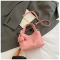 Modische rosa geflochtene Beuteltasche mit feinem Schultergurt und goldener Kettendetail - Rosa