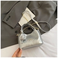 Silberne gewebte Eimertasche mit Kettengurt und schimmernder Textur für Damen - Silber