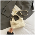 Sac seau tressé crème chic avec breloque nœud et bandoulière chaîne dorée élégante - Blanc